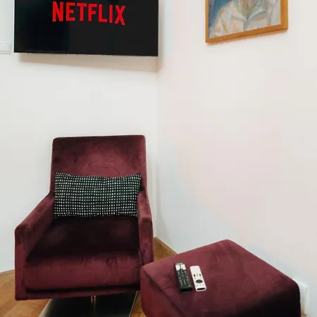 아파트 Cinematic With Pool Table & Cinema In The Heart Of 프라하