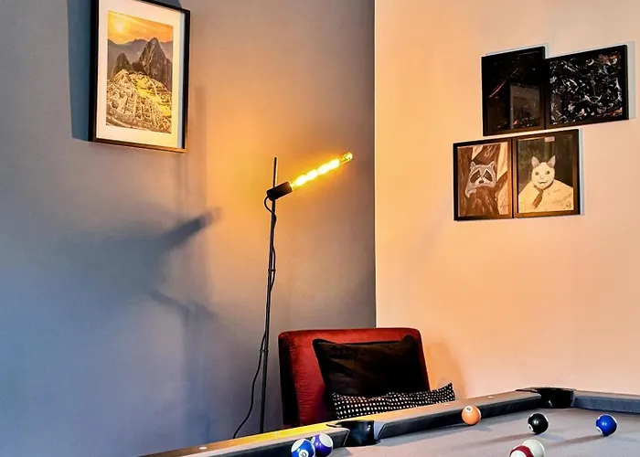Cinematic With Pool Table & Cinema In The Heart Of Πράγα
